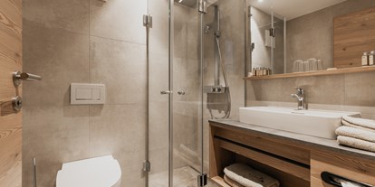 Hotels an der Piste - Parkplatz: gebührenpflichtig beim Hotel - Badezimmer Panorama Suite - FIRSTpeak Zauchensee