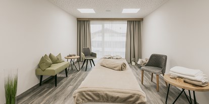 Hotels an der Piste - Pools: Innenpool - Filzmoos (Filzmoos) - Massage-/Behandlungsraum - FIRSTpeak Zauchensee