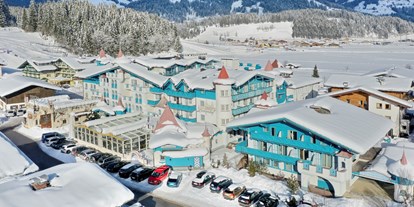 Hotels an der Piste - Ski-In Ski-Out - Gosau - Schneesicher - das zeichnet unsere Region aus! Das Schlosshotel Lacknerhof bietet Ihnen einen großen Wellness Bereich mit  2000 m² Fläche - inkl. 7 Saunen, einem Whirelpool und ein Schwimmbad zu verlieben! - Schlosshotel Lacknerhof****S Flachau