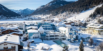 Hotels an der Piste - Skiraum: Skispinde - Außenansicht Schlosshotel Lacknerhof Winter beheizter Outdoor Pool - Schlosshotel Lacknerhof****S Flachau