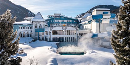 Hotels an der Piste - Hotel-Schwerpunkt: Skifahren & Kulinarik - Salzburg - Aussenansicht Schlosshotel Lacknerhof Outdoor Pool  - Schlosshotel Lacknerhof****S Flachau