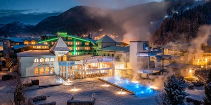 Hotels an der Piste - Skiraum: Skispinde - Snow Space Salzburg - Flachau - Wagrain - St. Johann - Außenansicht Schlosshotel Lacknerhof Winter Abend  - Schlosshotel Lacknerhof****S Flachau