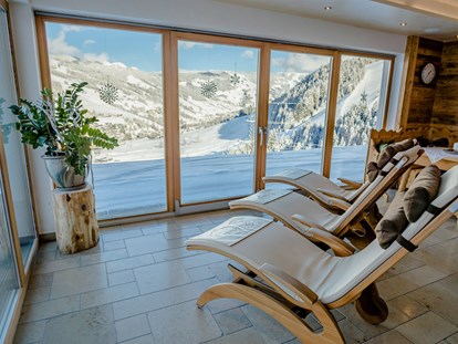 Hotels an der Piste - Award-Gewinner - St. Johann in Tirol - Ferienwohnung mit Sauna in Saalbach-Hinterglemm. Unser Panoramawellnessbereich hat eine atemberaubende Aussicht auf Hinterglemm - Ferienwohnungen Perfeldhof