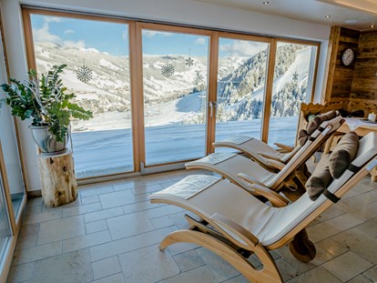 Hotels an der Piste - Skiservice: vorhanden - Bramberg am Wildkogel - Aus unserer Sauna mit Ruheraum hat man eine atemberaubende Aussicht auf Hinterglemm - Ferienwohnungen Perfeldhof