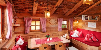 Hotels an der Piste - Ski-In Ski-Out - Dorfgastein - gemütlicher Wohn/Essbereich mit Kamin - Almdorf Flachau