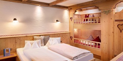 Hotels an der Piste - Hotel-Schwerpunkt: Skifahren & Ruhe - Pongau - Schlafzimmer mit Doppelbett und Stockbett - Almdorf Flachau