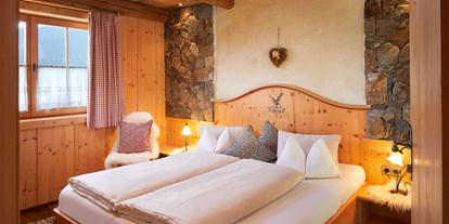 Hotels an der Piste - Hotel-Schwerpunkt: Skifahren & Ruhe - Flachau - Schlafzimmer mit Doppelbett - Almdorf Flachau