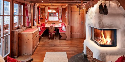 Hotels an der Piste - Ski-In Ski-Out - Dorfgastein - Gemütlicher Wohnbereich mit offenem Kamin - Almdorf Flachau