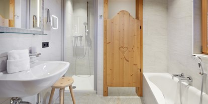 Hotels an der Piste - Salzburg - Badezimmer en suite mit Dusche und Badewanne (teilweise), WC getrennt, Haarfön und Kosmetikspiegel - Promi Alm Flachau