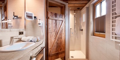 Hotels an der Piste - Salzburg - Badezimmer en suite mit Dusche und Badewanne (teilweise), WC getrennt, Haarfön und Kosmetikspiegel - Promi Alm Flachau