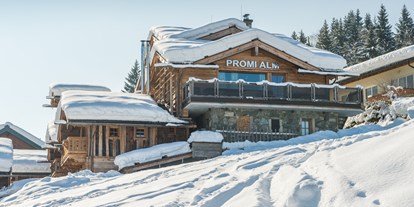 Hotels an der Piste - Hotel-Schwerpunkt: Skifahren & Romantik - Großarl - Chalet im Winter - Promi Alm Flachau