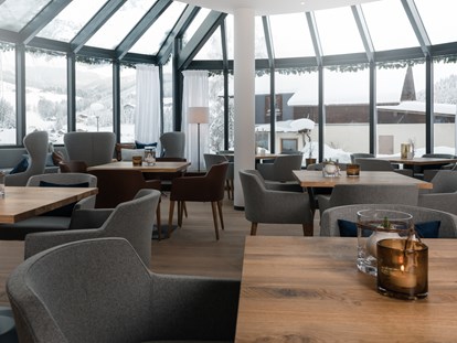 Hotels an der Piste - Sonnenterrasse - Skigebiet Filzmoos - Genussvolles Frühstücken und der Lodge-Lounge - meiZeit Lodge