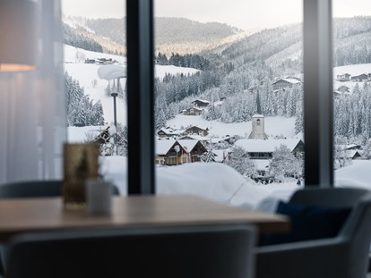 Hotels an der Piste - Skikurs direkt beim Hotel: für Kinder - Blick ins Dorf - meiZeit Lodge