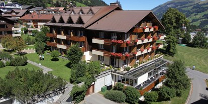 Hotels an der Piste - Sonnenterrasse - Adelboden - Aussenansicht Sommer - Hotel Steinmattli