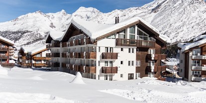 Hotels an der Piste - Hotel-Schwerpunkt: Skifahren & Therme - Hotel Außenansicht im Winter - Saaserhof Apartments