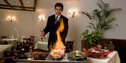 Hotels an der Piste - Kinder-/Übungshang - Wallis - Flambierte Gerichte in unserem à la Carte Restaurant - Saaserhof Apartments