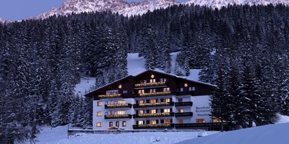 Hotels an der Piste - Parkplatz: gebührenpflichtig beim Hotel - Davos Dorf - Aussenansicht Winter - Hotel Dieschen