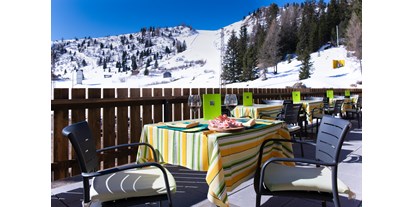 Hotels an der Piste - Skikurs direkt beim Hotel: für Erwachsene - St.Kassian - Terrasse auf der Skipiste - Sports&Nature Hotel Boè