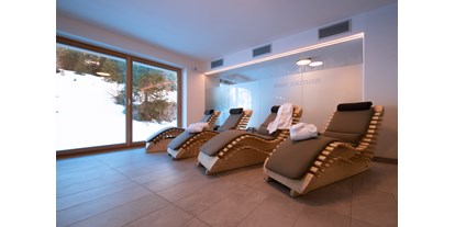 Hotels an der Piste - geführte Skitouren - Skiregion Alta Badia - Relaxliege asu Holz - Sports&Nature Hotel Boè