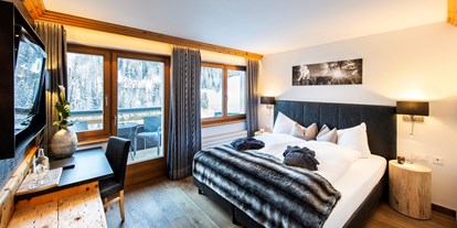 Hotels an der Piste - Hotel-Schwerpunkt: Skifahren & Ruhe - See (Kappl, See) - Alpine Superior Doppelzimmer
Edle Einrichtung, Holzboden, Sternenhimmel. 
Vom Zimmer und vom grosszügigen Balkon aus haben Sie eine herrliche Aussicht auf die Samnauner Bergwelt. 
Ausgestattet mit Flatscreen-HDTV, Radio und Zimmersafe. Gratis-WLan. Im Badezimmer finden Sie zudem einen Haartrockner, einen Kosmetikspiegel, flauschige Frotteewäsche, Pure Herbs-Pflegeprodukte und weitere Hygieneartikel. Bademantel für den Besuch unseres hauseigenen Wellnessbereichs. Aussen-Parkplatz im Zimmerpreis inkludiert. Keine Zusatzbetten. Keine Haustiere. - LARET private Boutique Hotel | Adults only