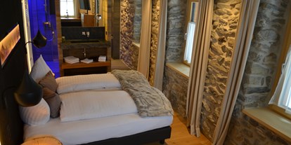 Hotels an der Piste - Hotel-Schwerpunkt: Skifahren & Kulinarik - Mals - Alpine Historic Doppelzimmer
 Doppelzimmer mit offenem Badezimmer und aufwendig freigelegter Strukturmauer.
Ausgestattet mit ebenerdiger, grosser Dusche, WC, Flatscreen-HDTV mit Radio, Holzboden, Zimmersafe und freies WLan. Im Badezimmer finden Sie einen Haartrockner, einen Kosmetikspiegel, flauschige Frotteewäsche, Pure Herbs-Pflegeprodukte und weitere Hygieneartikel. Bademäntel für den Besuch unseres hauseigenen Wellnessbereichs.
Aussen-Parkplatz im Zimmerpreis inkludiert. Keine Zusatzbett. Keine Haustiere. - LARET private Boutique Hotel | Adults only