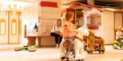 Hotels an der Piste - Kinderbetreuung - Serfaus - 1000m² Indoor Spielfläche für unsere kleinten STARS - Baby- & Kinderhotel Laurentius