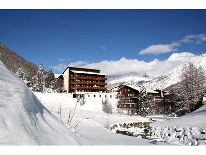 Hotels an der Piste - Hallenbad - Ski in & Ski out Hotel
direkt an den Skipisten & Bergbahnen

nur eine Minute von den Liften und 2 Minuten von der Seilbahn entfernt. - Hotel Bristol *** Saas-Fee