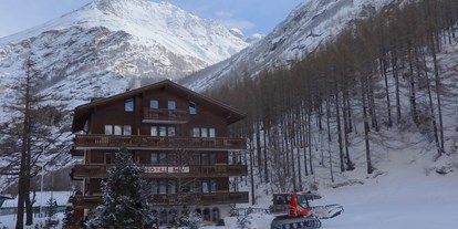 Hotels an der Piste - Ski-In Ski-Out - Saas-Fee - Hotel mit Pistenfahrzeug - Hotel Sport