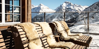 Hotels an der Piste - Sonnenterrasse - Davos Dorf - Bergstation des Tschuggen Express im Skigebiet - Tschuggen Grand Hotel 