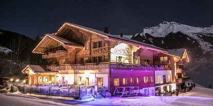 Hotels an der Piste - Ladestation Elektroauto - Fiesch (Bellwald, Fiesch) - Winterstimmung Abend - Aspen Alpin Lifestyle Hotel Grindelwald