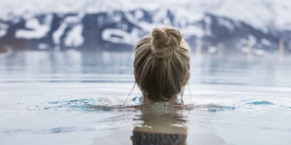 Hotels an der Piste - Wellnessbereich - Nesselwang - Infinity Pool im Außenschwimmbad - Familotel Allgäuer Berghof