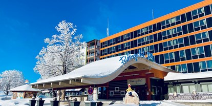 Hotels an der Piste - Verpflegung: alkoholfreie Getränke ganztags inklusive - Skigebiet Feldberg - Hotelauffahrt-Winter - Feldberger Hof
