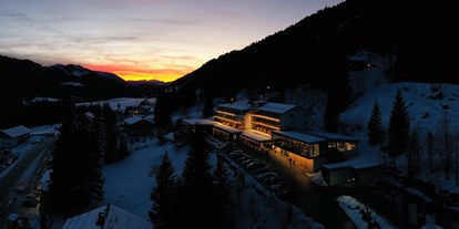 Hotels an der Piste - Hunde: auf Anfrage - Riezlern - Das Bio-Berghotel in winterlicher Abendstimmung - Bio-Berghotel Ifenblick