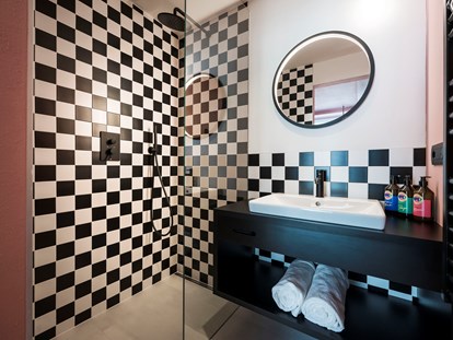 Hotels an der Piste - Trockenraum - Wolkenstein Gröden - Badezimmer Corner Room - Sporthotel Passo Carezza
