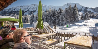 Hotels an der Piste - Skikurs direkt beim Hotel: für Erwachsene - Riezlern - Meckatzer Sportalb an der Talstation des Iselers - Panorama Hotel Oberjoch
