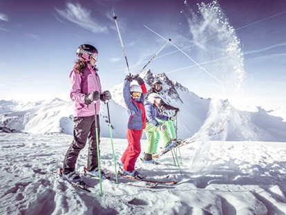 Hotels an der Piste - Pools: Infinity Pool - Österreich - SKI IN SKI OUT täglich Skifahren ab 7:30 Uhr - Alpin Family Resort Seetal ****s