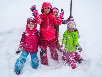 Hotels an der Piste - Hotel-Schwerpunkt: Skifahren & Familie - Itter - Wir bringen alle Skischulkinder jeden Morgen zum Skikurs. 
 - Alpin Family Resort Seetal ****s