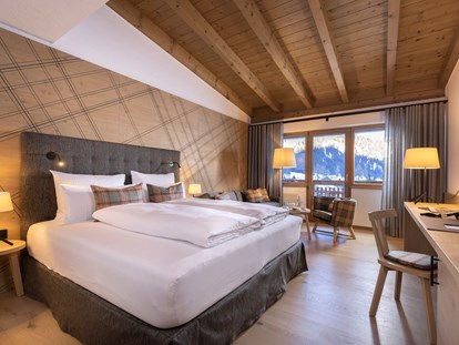 Hotels an der Piste - Pools: Innenpool - Skizentrum St. Jakob i. D. - Renovierte Luxusdoppelzimmer mit hochwertigem Eichenholzparkett - Defereggental Hotel & Resort