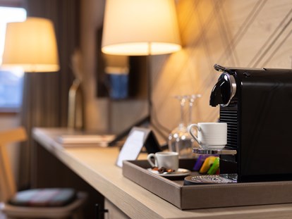 Hotels an der Piste - Parkplatz: kostenlos in Gehweite - San Candido - Nespresso-Kaffeemaschinen & erlesene Tee-Sorten exklusiv in den Maisonetten & 2-Raum-Suiten - Defereggental Hotel & Resort