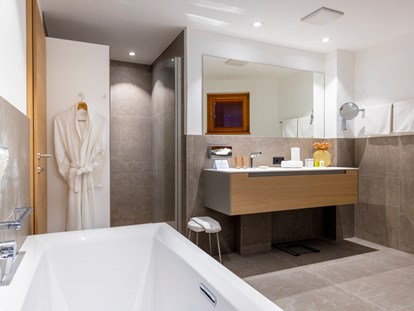 Hotels an der Piste - Verpflegung: Frühstück - Luxusbadezimmer in den 2-Raumsuiten mit Dusche & Badewanne - Defereggental Hotel & Resort