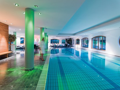 Hotels an der Piste - Wellnessbereich - Skizentrum St. Jakob i. D. - Großzügigier Wellnessbereich mit Hallenbad und elegantem Sauna-Bereich - Defereggental Hotel & Resort
