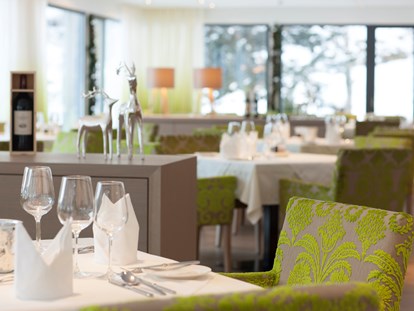 Hotels an der Piste - Hallenbad - Kulinarische Glücksmomente im hellen Wintergarten mit inspirierender Aussicht auf die imposante Natur des Defereggentals  - Defereggental Hotel & Resort