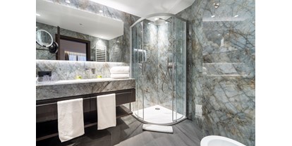 Hotels an der Piste - Preisniveau: moderat - St.Kassian - Room Superior - bathroom - Hotel Stella - My Dolomites Experience
