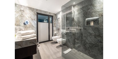 Hotels an der Piste - Verpflegung: Halbpension - Skigebiet Gröden - Superior room - bathroom - Hotel Stella - My Dolomites Experience