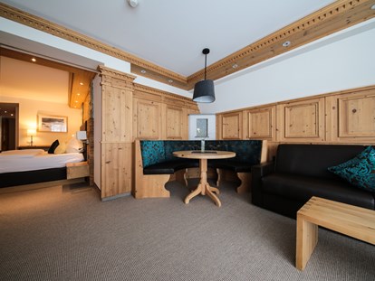 Hotels an der Piste - Hotel-Schwerpunkt: Skifahren & Wellness - Nauders - Wohnraum in der Alpin Suite - Hotel Tirol****alpin spa Ischgl 