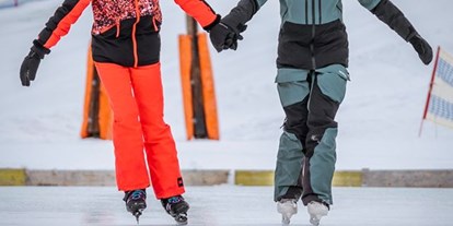 Hotels an der Piste - Skikurs direkt beim Hotel: eigene Skischule - Mals - Auch ein kleiner Eislaufplatz im Ort ist für euch da... - Valrunzhof direkt am Seilbahncenter 