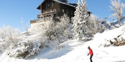 Hotels an der Piste - geführte Skitouren - Ebensee - Kranabethhütte mit Skifahrer Ski and Out - Kranabethhütte