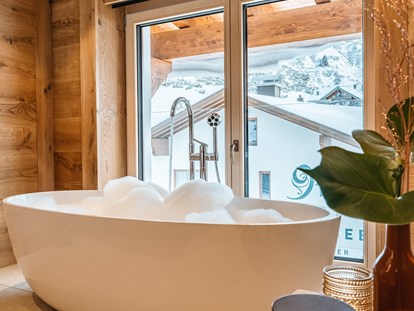 Hotels an der Piste - Skikurs direkt beim Hotel: für Kinder - Badezimmer Arlberg Panorama Junior Suite - Hotel Maiensee