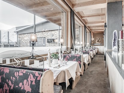 Hotels an der Piste - Hotel-Schwerpunkt: Skifahren & Kulinarik - Tiroler Oberland - Speisesaal mit Blick auf die Sonnenterrasse - SKI | GOLF | WELLNESS Hotel Riml ****s