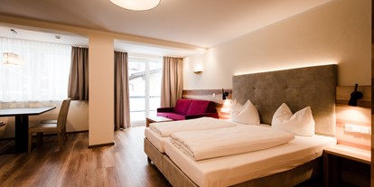 Hotels an der Piste - Preisniveau: günstig - Tirol - Doppelzimmer 32-38m² - Aparthotel Dorfplatzl